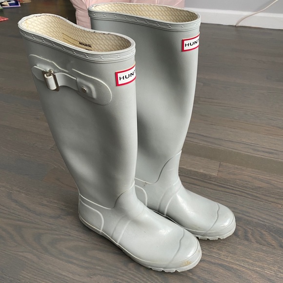Tall, size 8 light grey hunter rain boots + socks